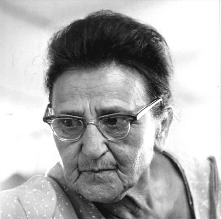 פסיה גורליק - זמירי בעבודתה במפעל הפסיפס בגבעת השלושה - 1968