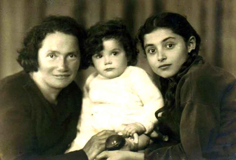 איטה בנדורי עם בנותיה רינה וניצה