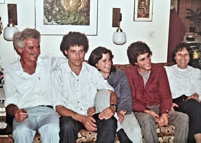 מוליק ודליה עם שלושת ילדיהם