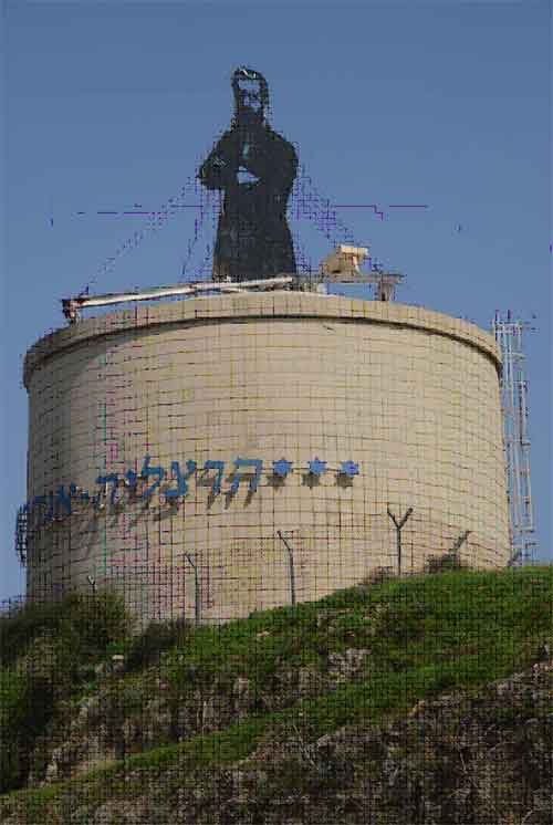 פסל "הרצל" שיצר אורי ליפשיץ, מוצב על יד כביש החוף בכניסה להרצליה.