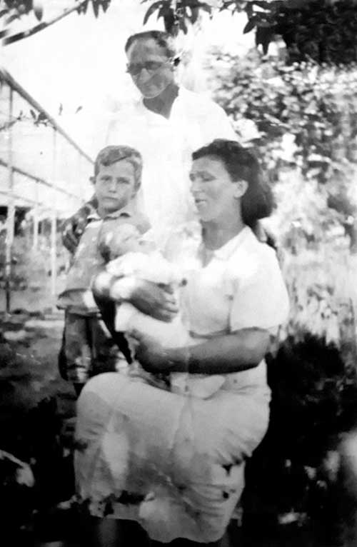 גרשון לאה ושני בנים, בצלאל ואריק.