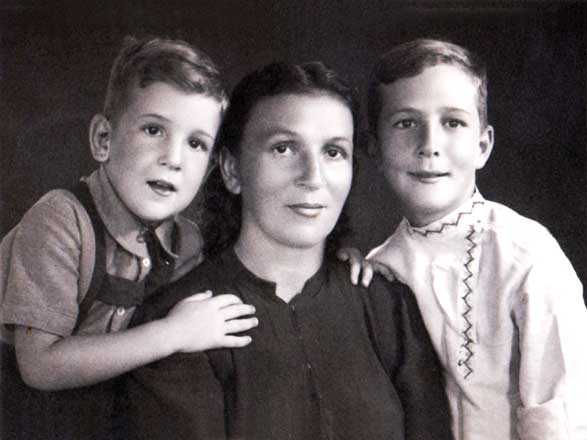 לאה עם שני בניה – בצלאל מימין ואריק משמאל