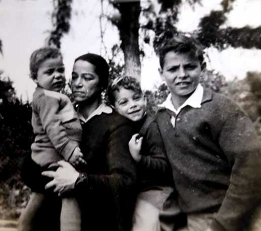 גניה עם שלושת ילדיה – אילן, חגי, דרור