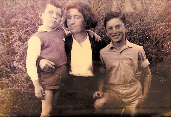 רחל פסחזון עם שני הבנים מונה ורפי