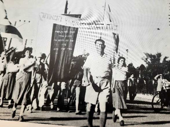 סיומקה בראש מצעד בחוצות פתח תקוה.