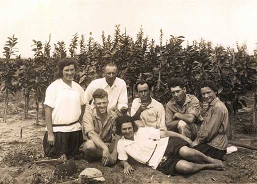 בפרדס נחים מעמלם , בנימין וינהוייז משמאל כורע, לידו גיטקה, לרגליו ליזה אדלשטיין. מצד ימין רבקה רובין ולידה חיים .