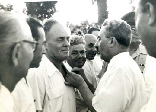 משה שרת עונד "אות ההגנה" לבנימין וינהויז