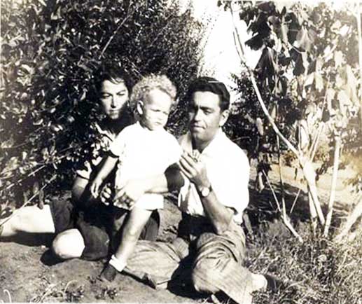 צביקה וגניה עם בנם הבכור אילן